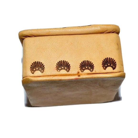 Handmde Leather Ecuador Box or Trinket box. - Picture 4 of 6